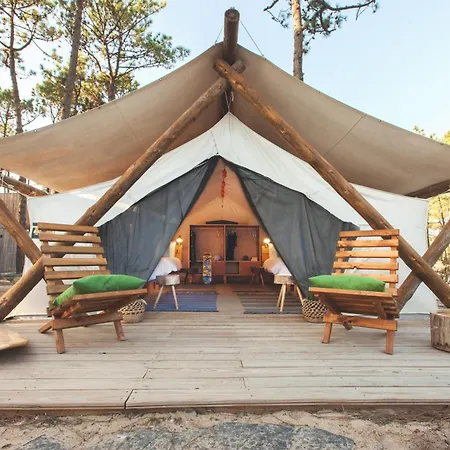 Bukubaki Eco Surf Semesteranläggning (resort)