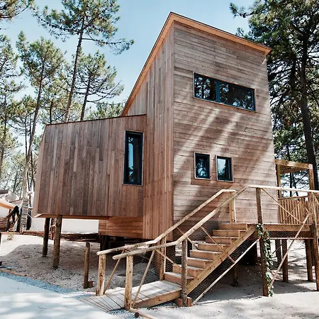 Bukubaki Eco Surf Semesteranläggning (resort)