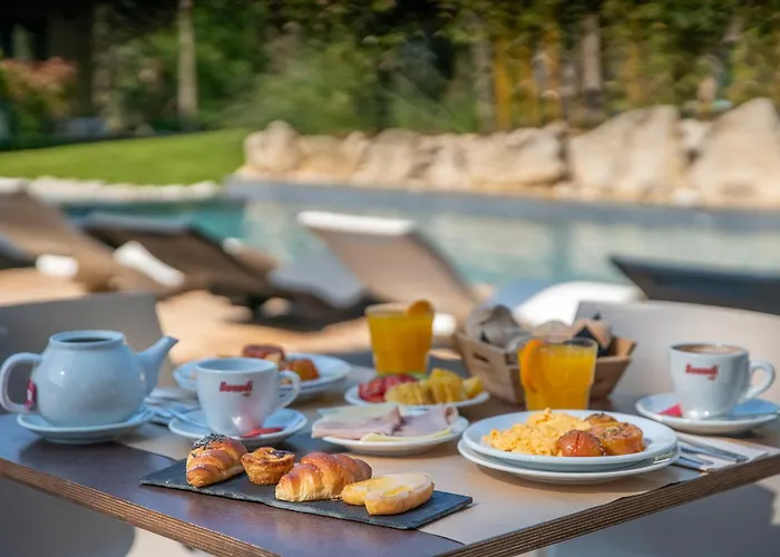 Bukubaki Eco Surf Resort 4*