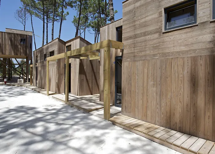 Bukubaki Eco Surf Resort 4*